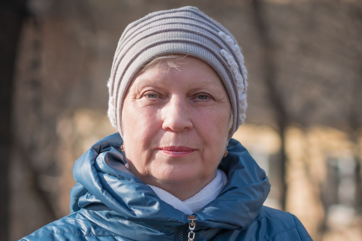 seniorka w kurtce i czapce