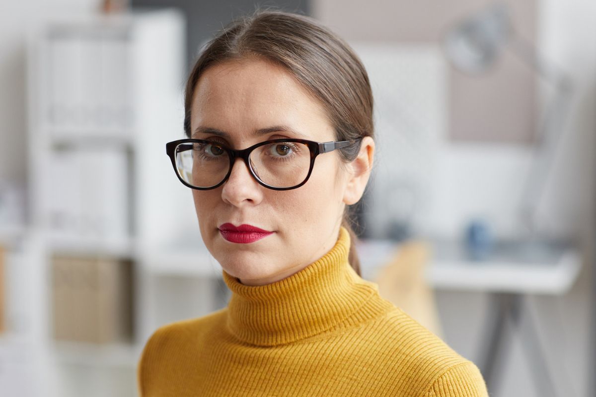 kobieta 30+ patrzy prosto w obiektyw aparatu
