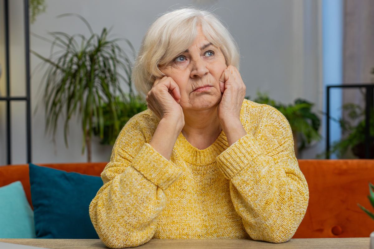 Smutna starsza kobieta