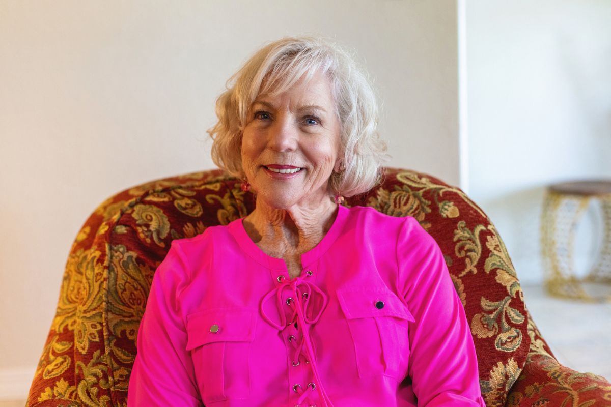 starsza kobieta w różowej bluzce