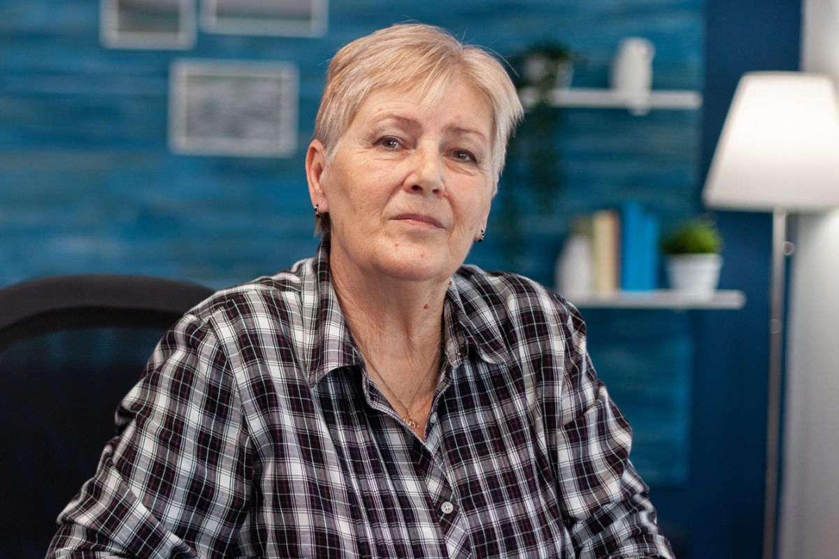 kobieta 70+ patrzy prosto w obiektyw aparatu