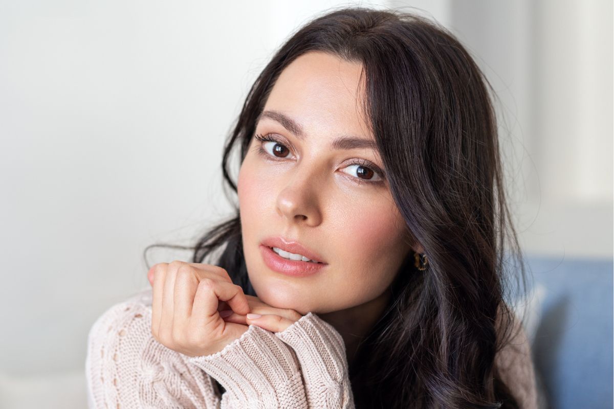 kobieta w ciemnych włosach