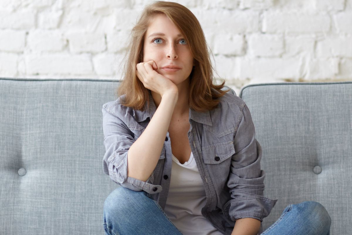 Zamyślona młoda kobieta