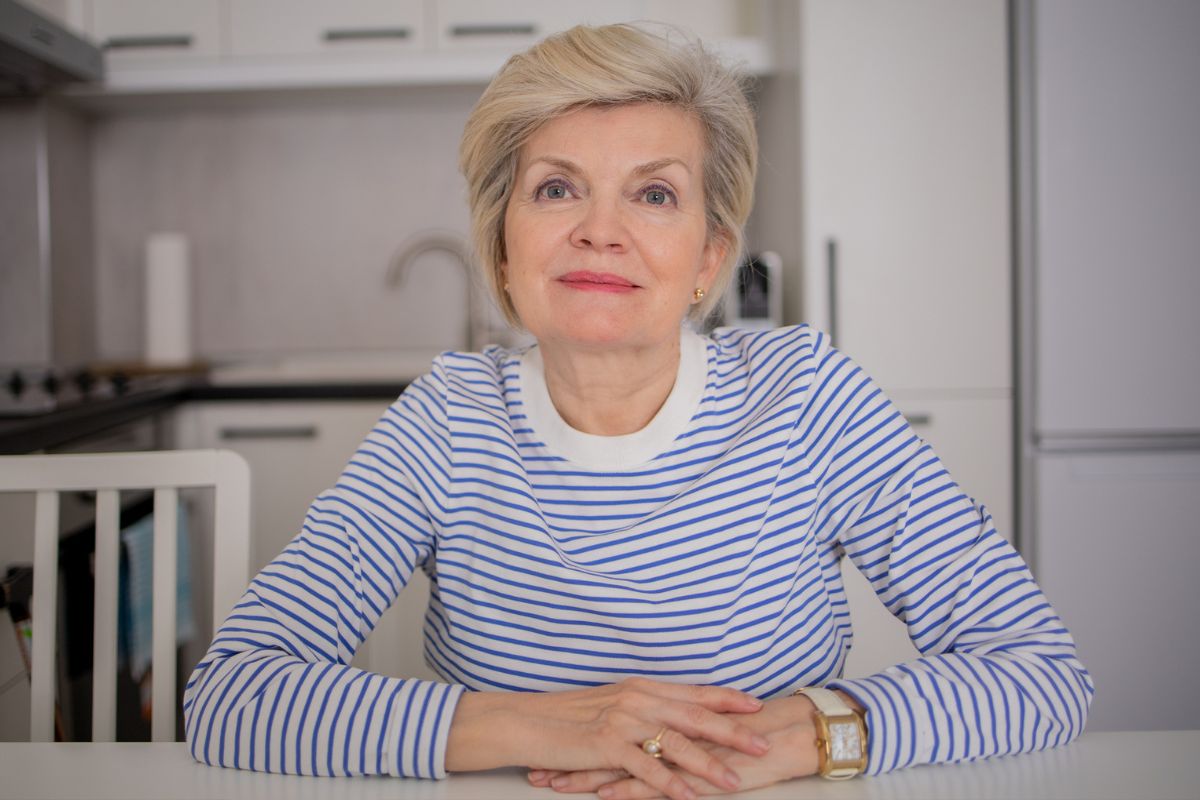 kobieta 60+ patrzy prosto w obiektyw aparatu