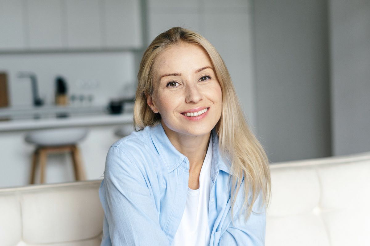 kobieta w blond włosach