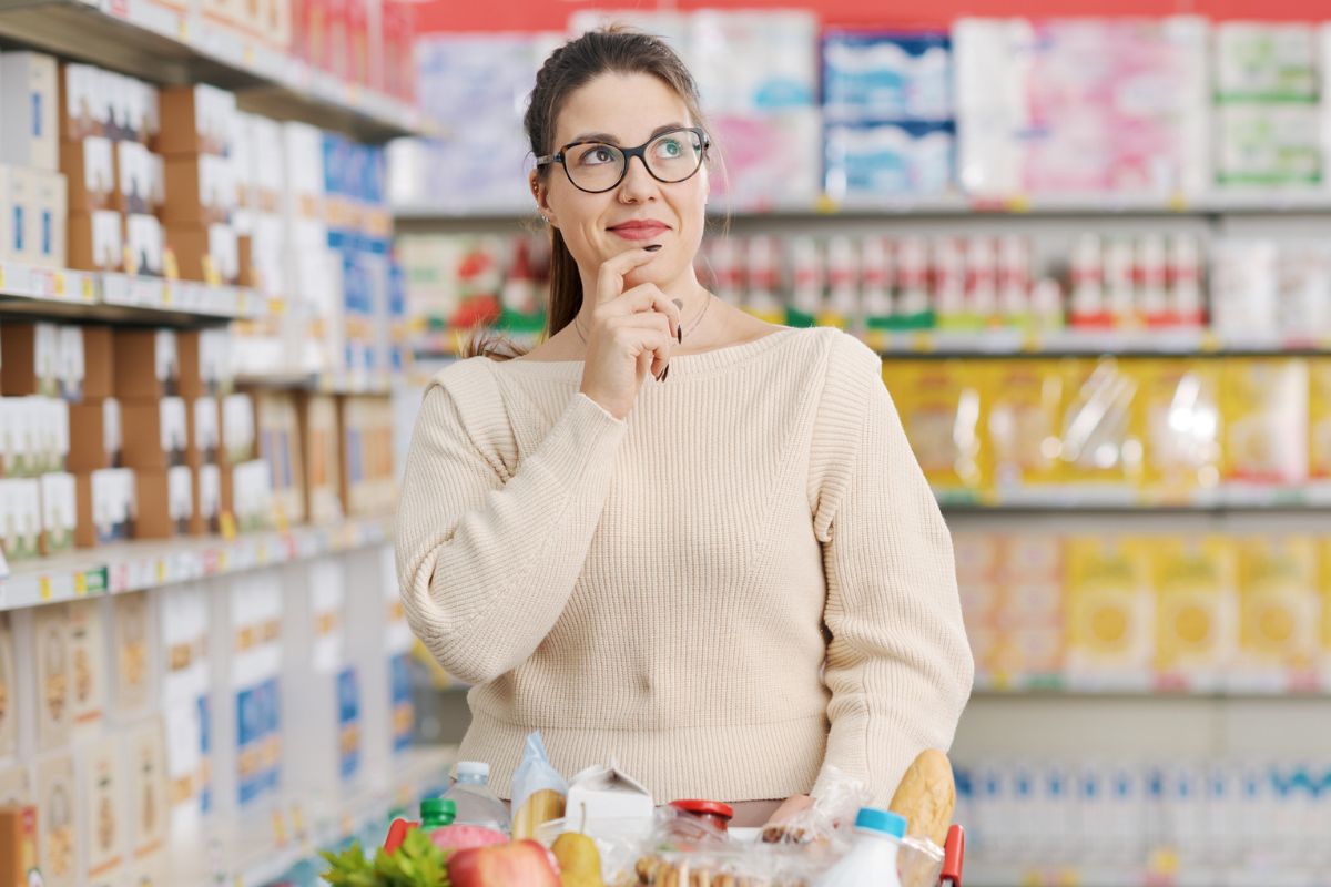 kobieta na zakupach spożywczych