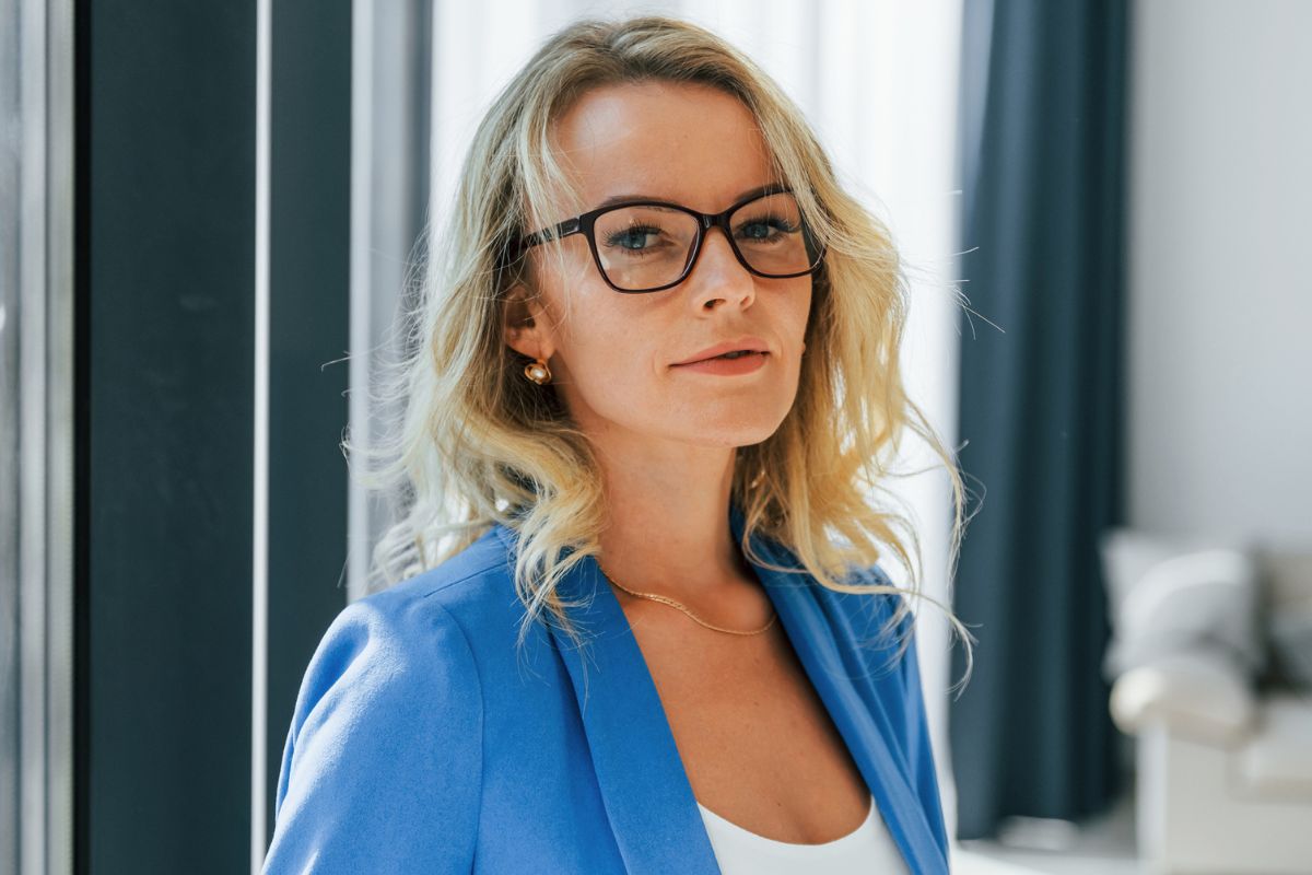 kobieta w niebieskim żakiecie