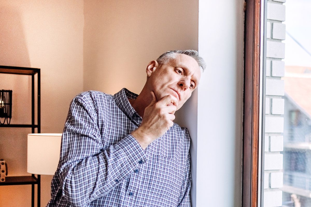 mężczyzna 50+ smutny