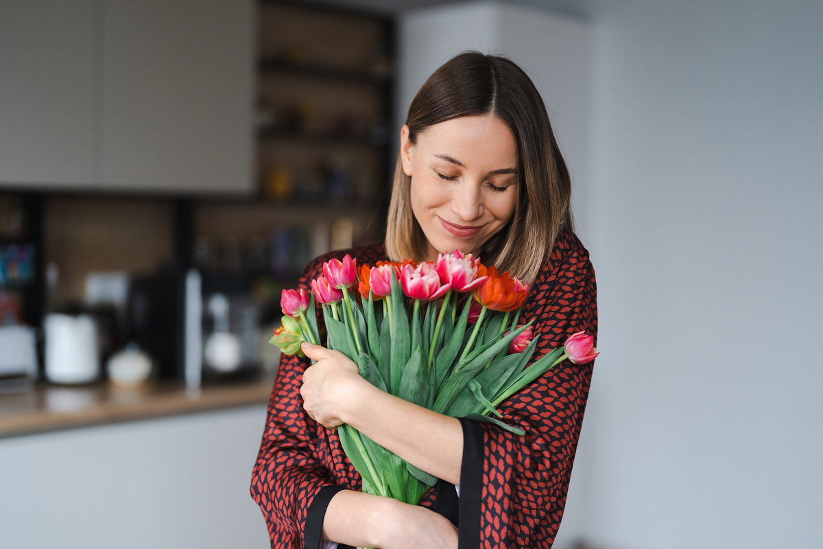 kobieta z bukietem tulipanów