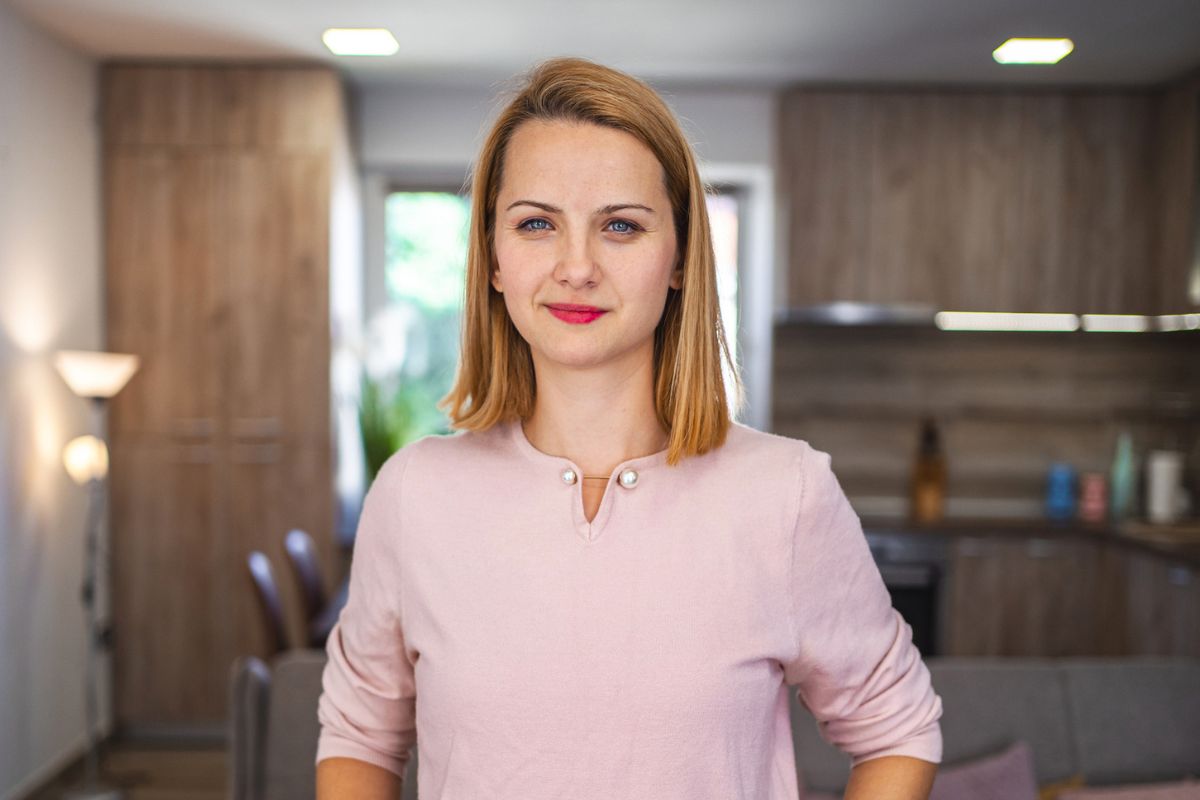 kobieta w pastelowej bluzce