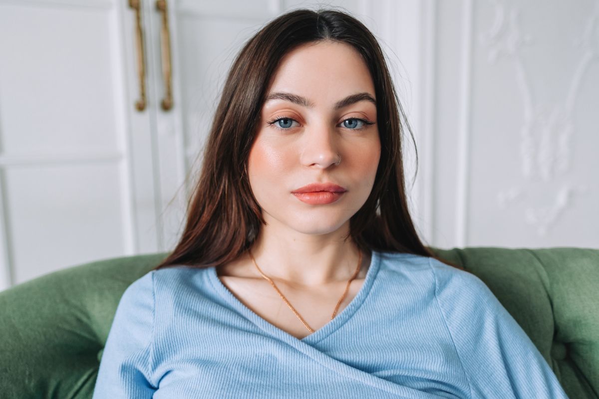 kobieta 20+ patrzy prosto w obiektyw aparatu