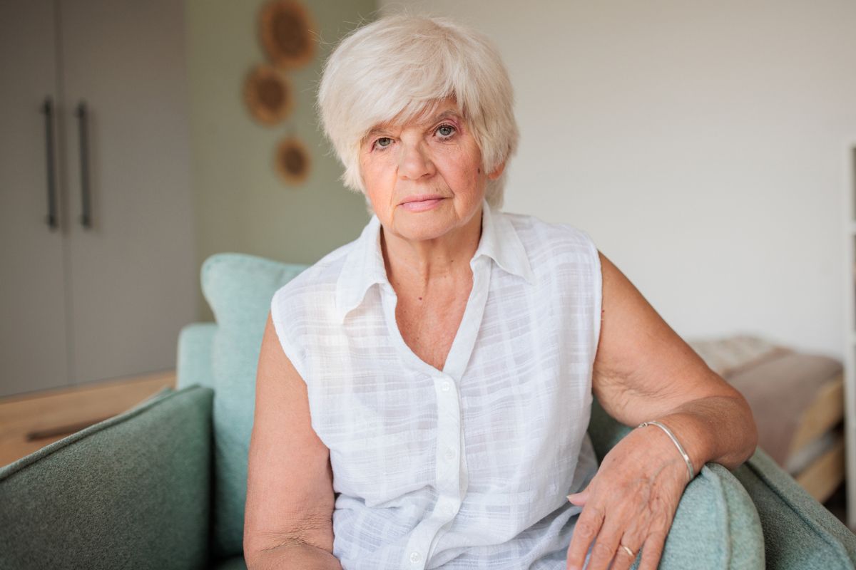 starsza kobieta na fotelu
