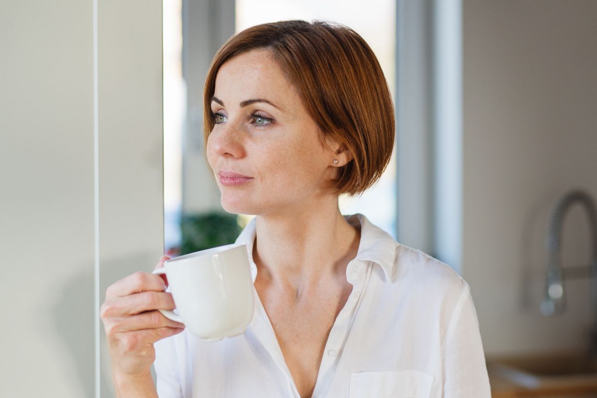 kobieta w krótkich rudych włosach