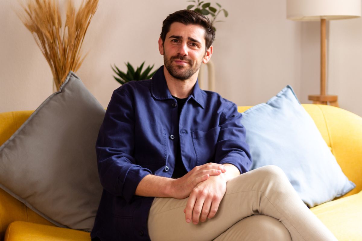 mężczyzna w granatowej koszuli