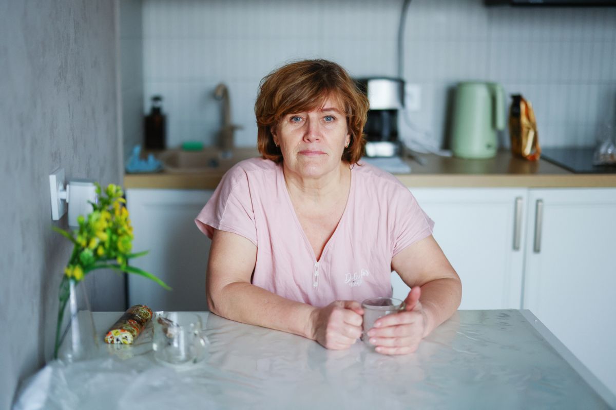 kobieta 60+ patrzy prosto w obiektyw aparatu