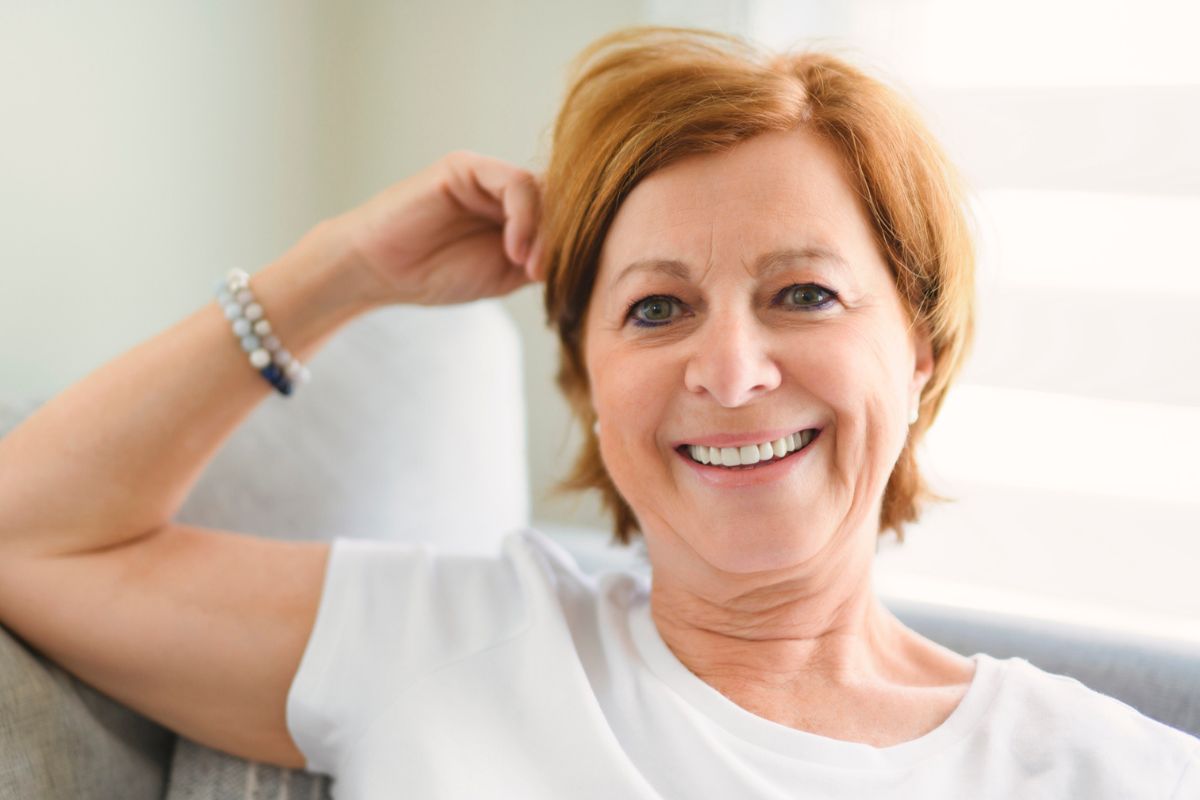 uśmiechnięta kobieta na emeryturze