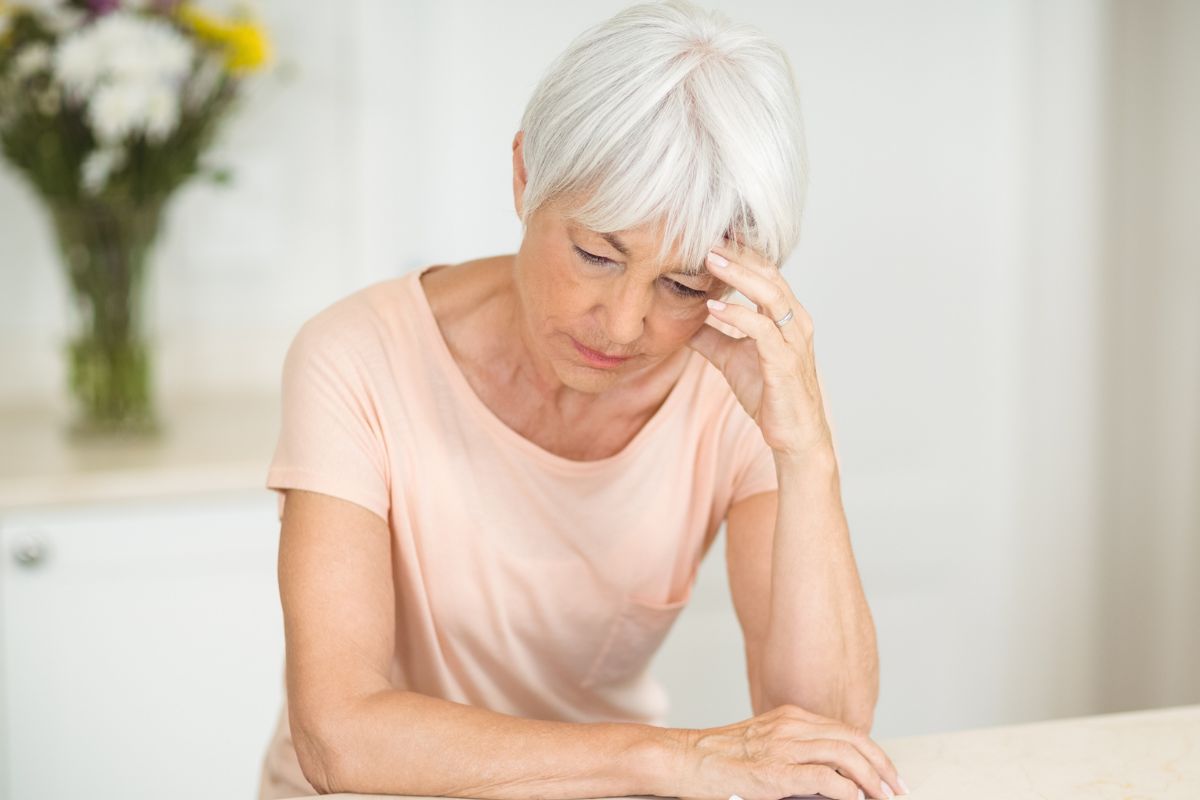 Załamana starsza kobieta
