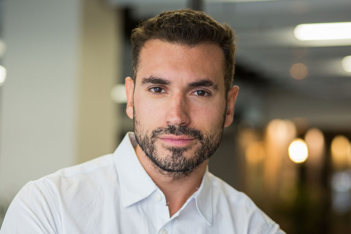 przystojny mężczyzna w białej koszuli