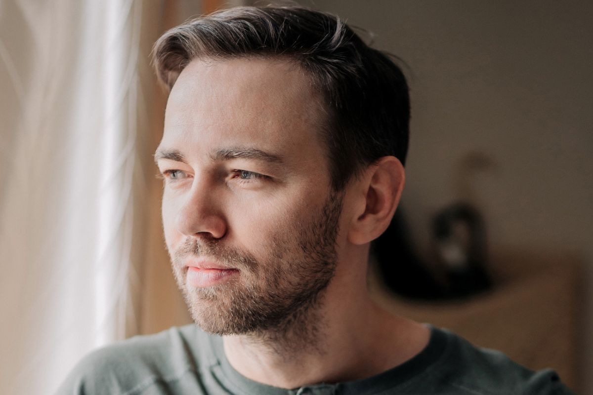 młody mężczyzna zamyślony