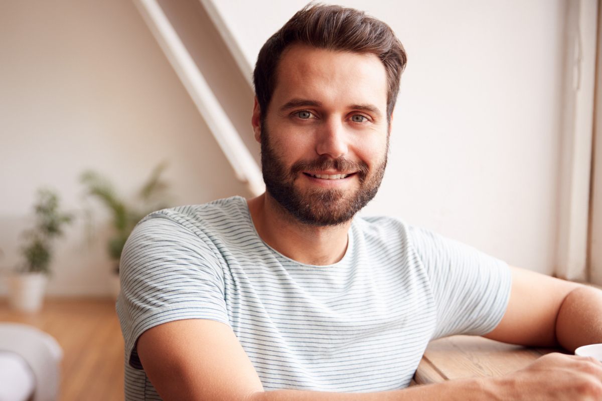 mężczyzna w brązowych włosach