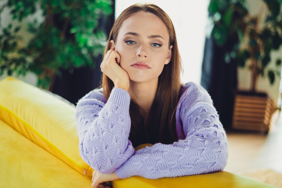 młoda kobieta na żółtej sofie