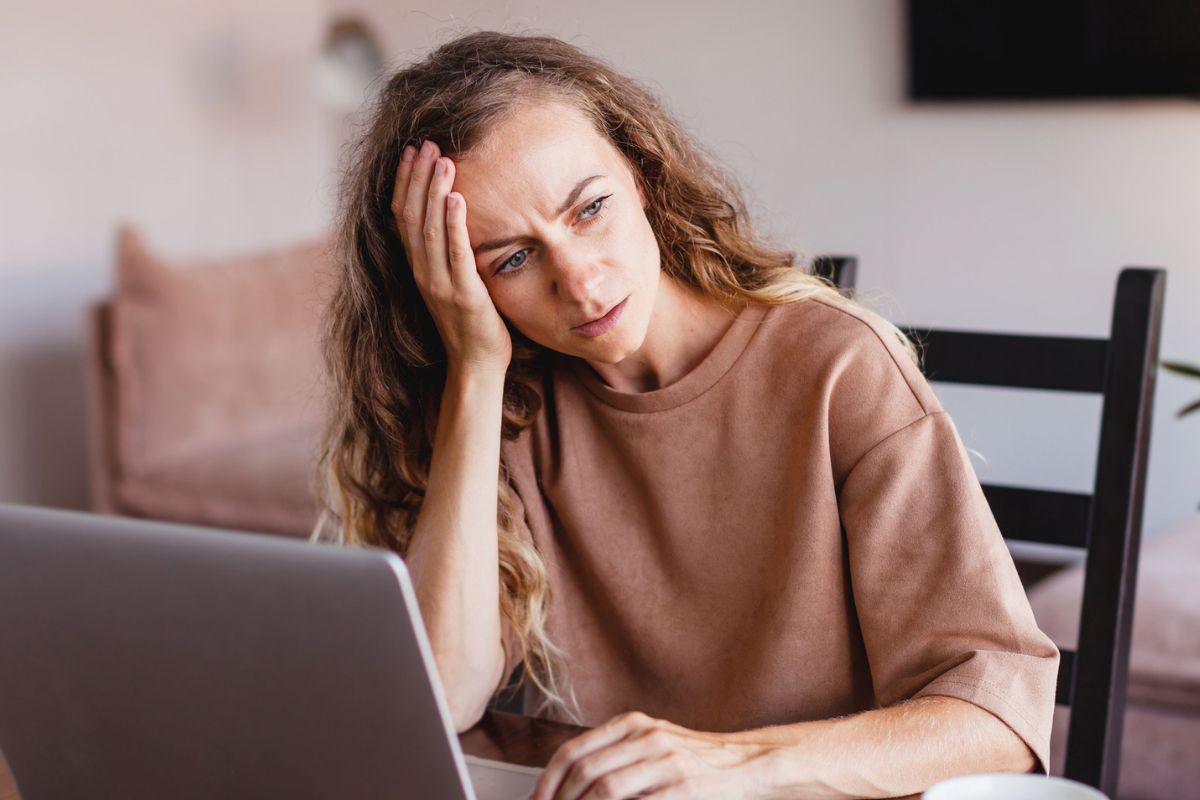 kobieta oparta o rękę