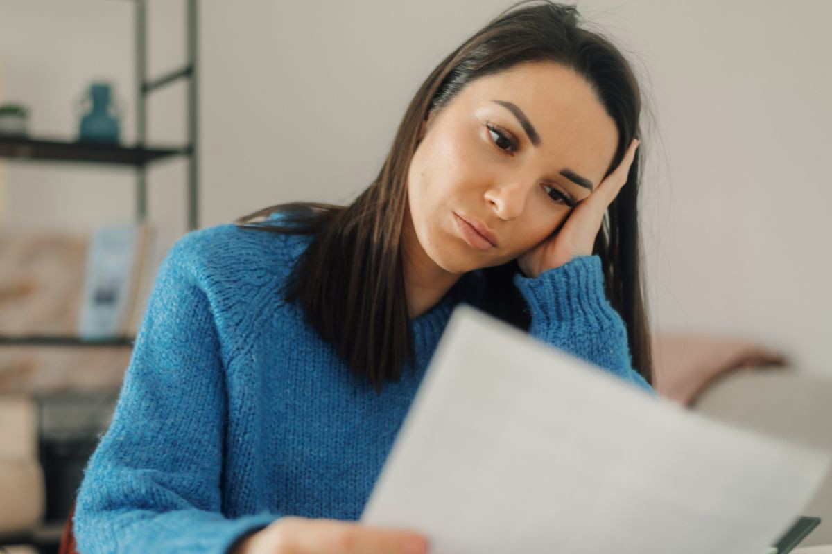 kobieta czytająca list