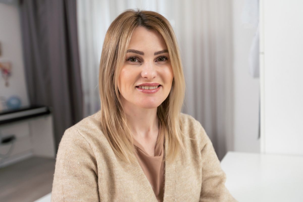 uśmiechnięta kobieta 40 lat