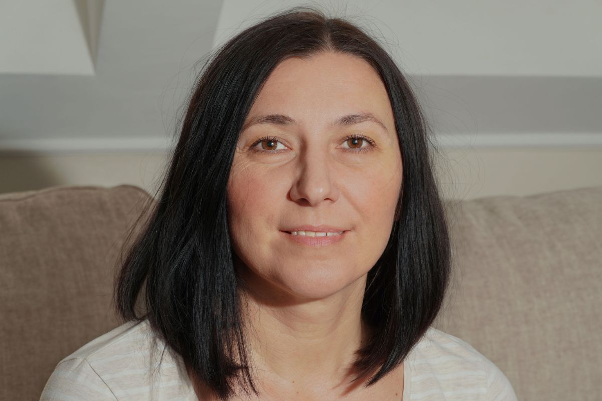 kobieta w krótkich czarnych włosach