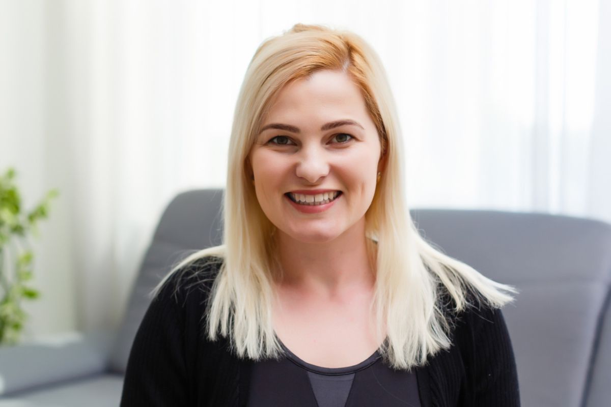 uśmiechnięta kobieta w domu