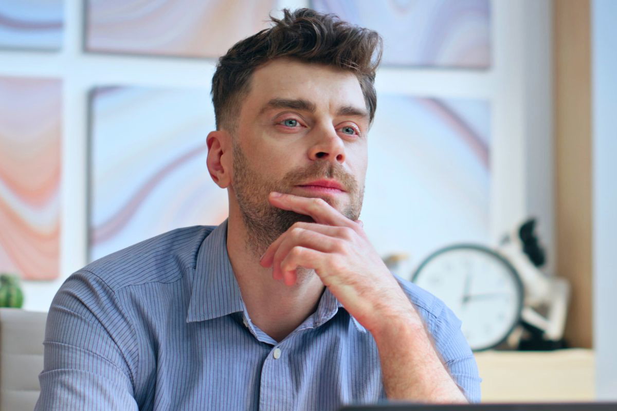 mężczyzna w biurze