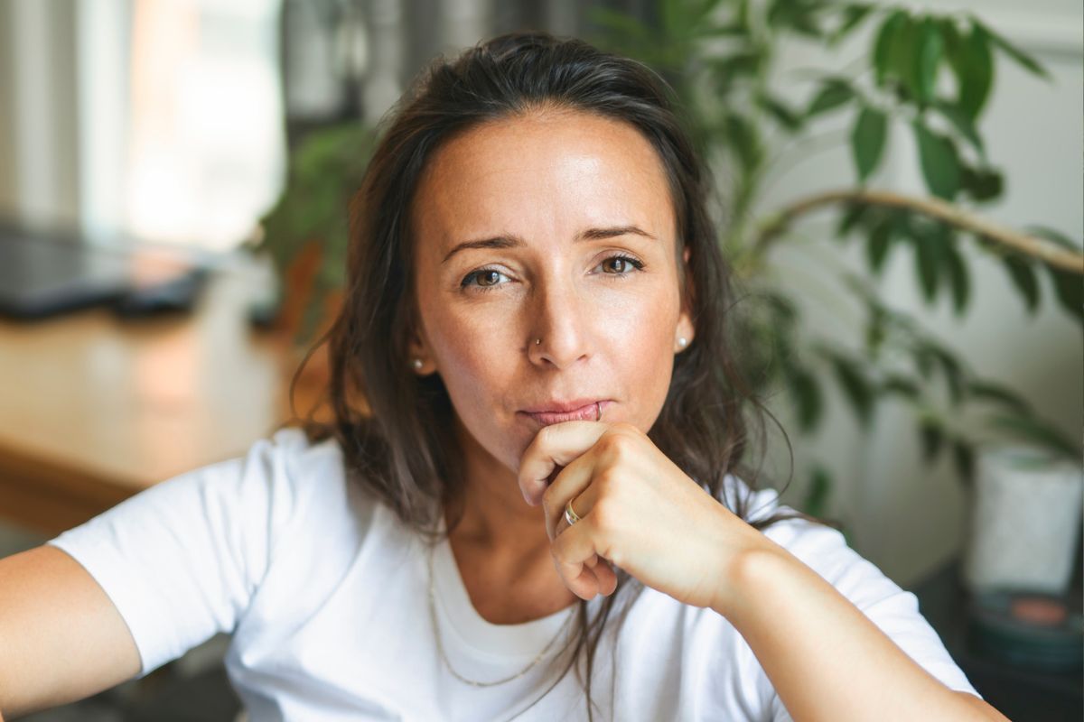 kobieta 30+ zamyślona