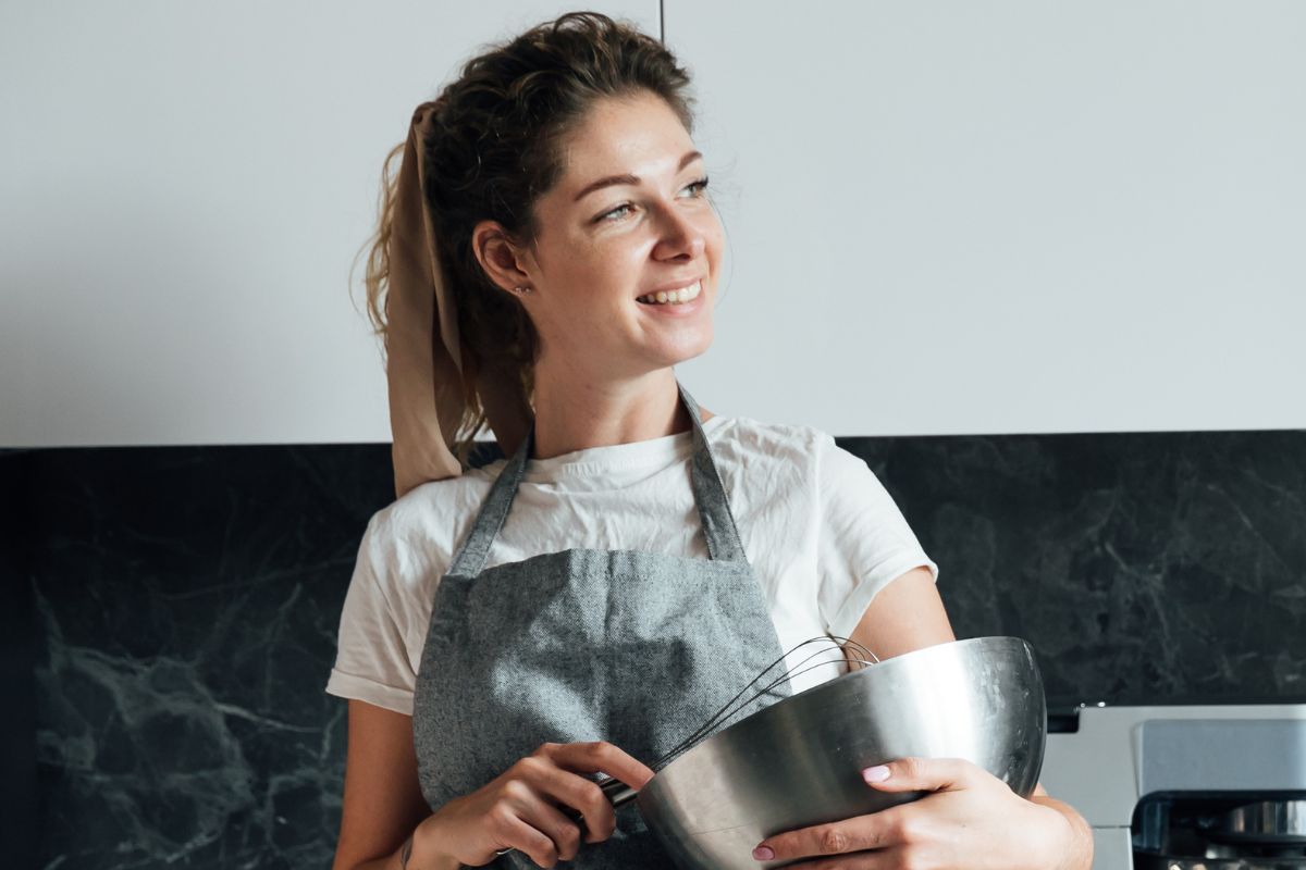 uśmiechnięta kobieta w kuchni