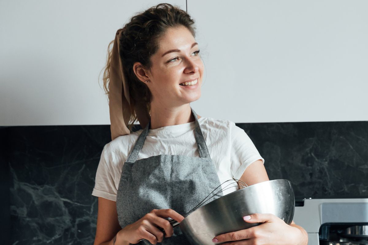 uśmiechnięta kobieta w kuchni