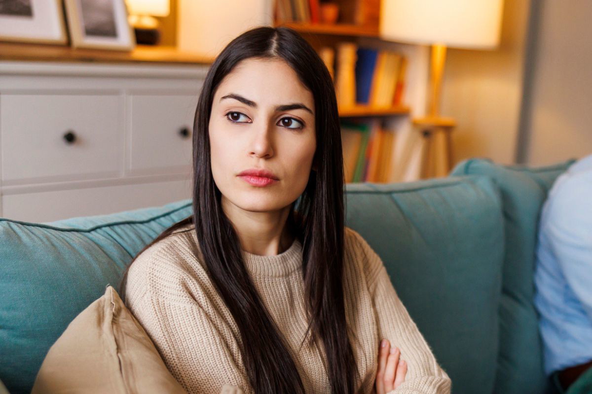 kobeta z poważną miną