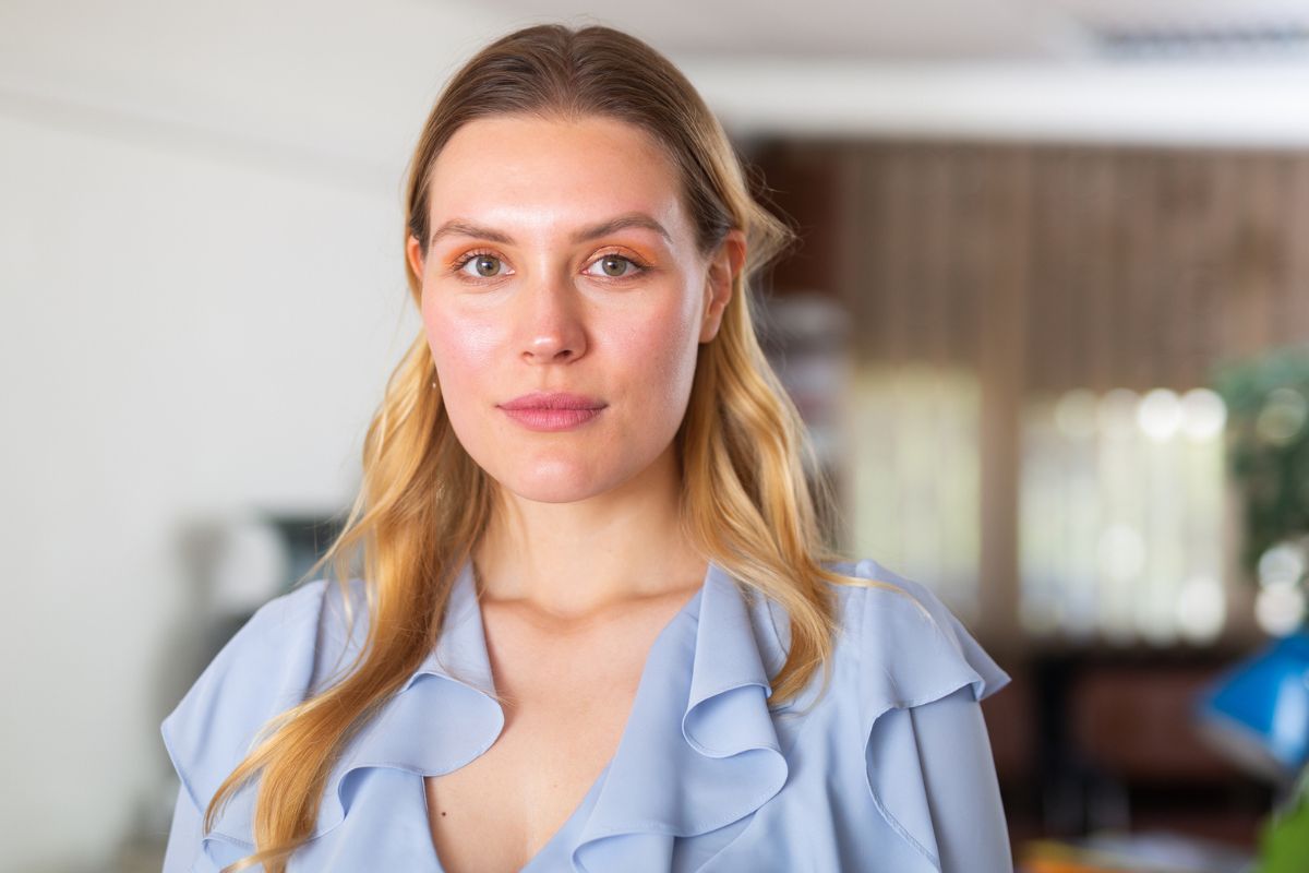 kobieta 20+ patrzy prosto w obiektyw aparatu