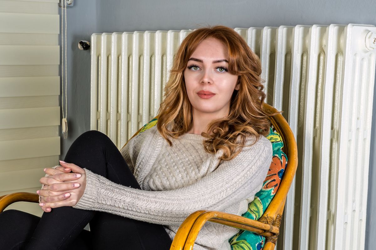 kobieta 30+ patrzy prosto w obiektyw aparatu