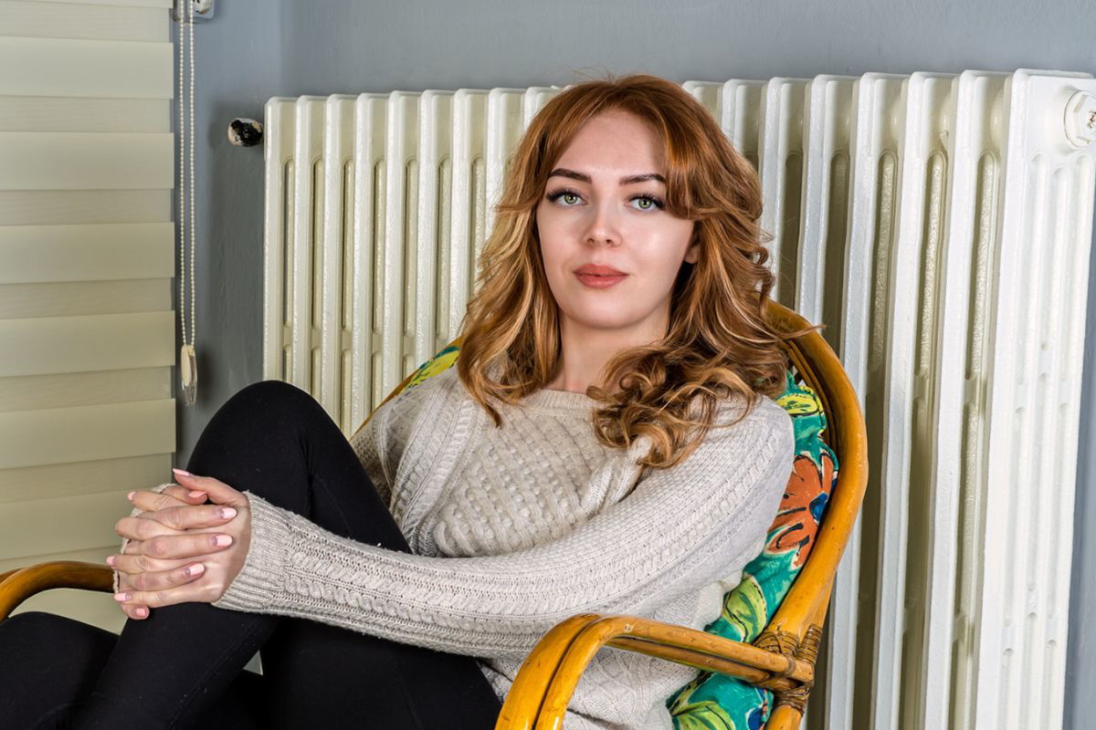 kobieta 30+ patrzy prosto w obiektyw aparatu