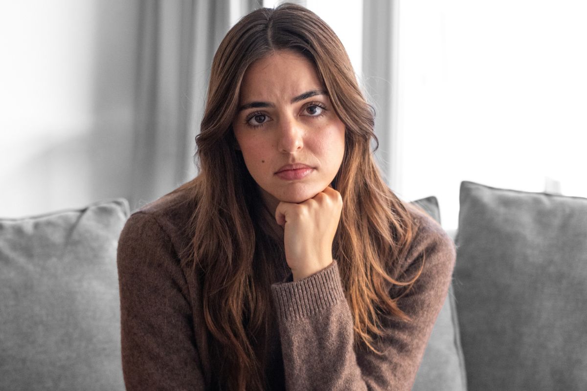 kobieta 30+ patrzy prosto w obiektyw aparatu