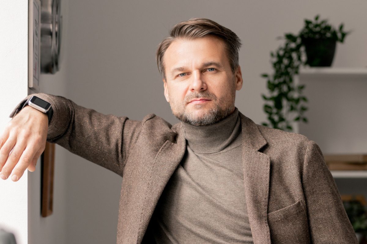 pewny siebie mężczyzna