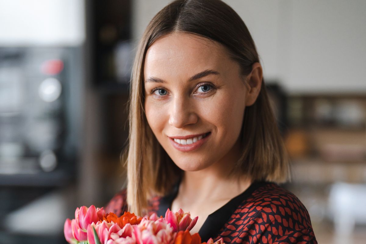 kobieta z tulipanami