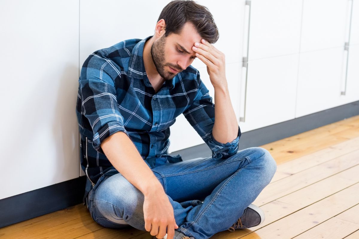 Załamany mężczyzna na podłodze