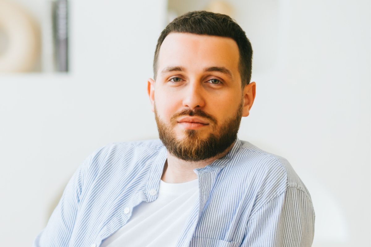 młody mężczyzna w jasnym pokoju