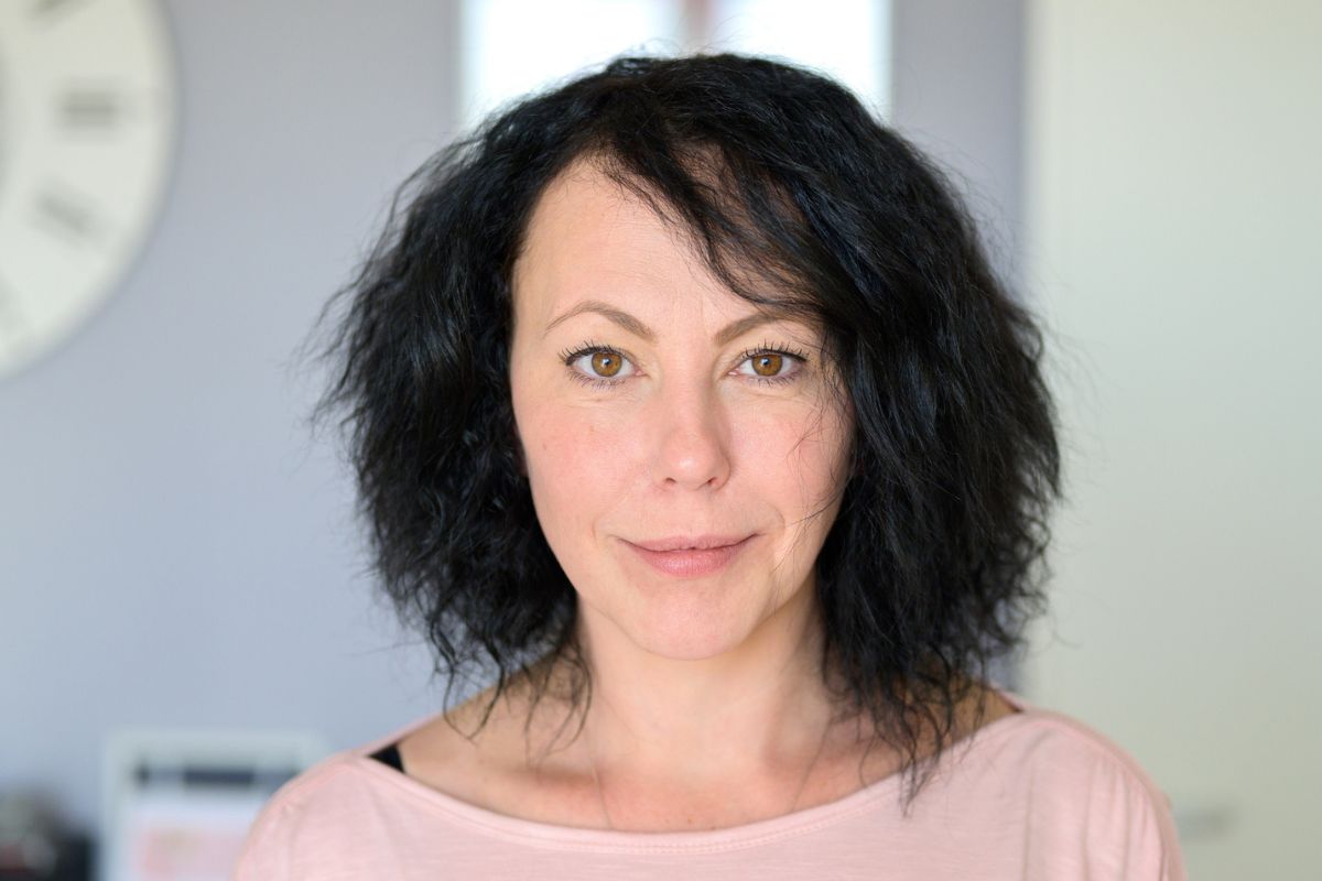 kobieta w czarnych włosach