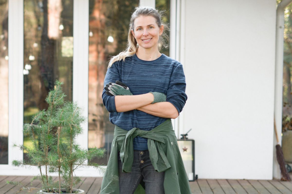 kobieta w ogrodzie po zimie