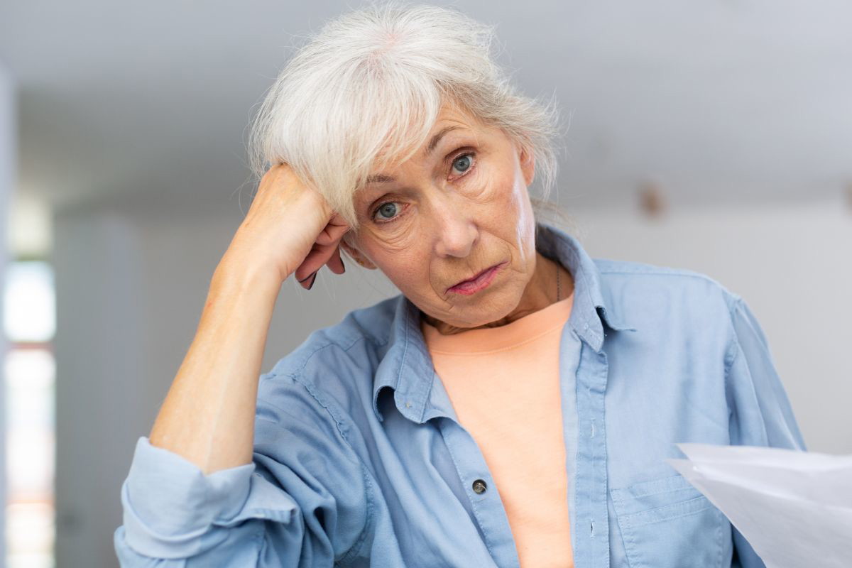 Zmartwiona starsza kobieta