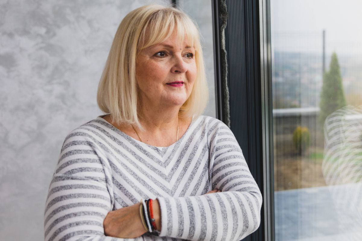 kobieta w bluzce w paski