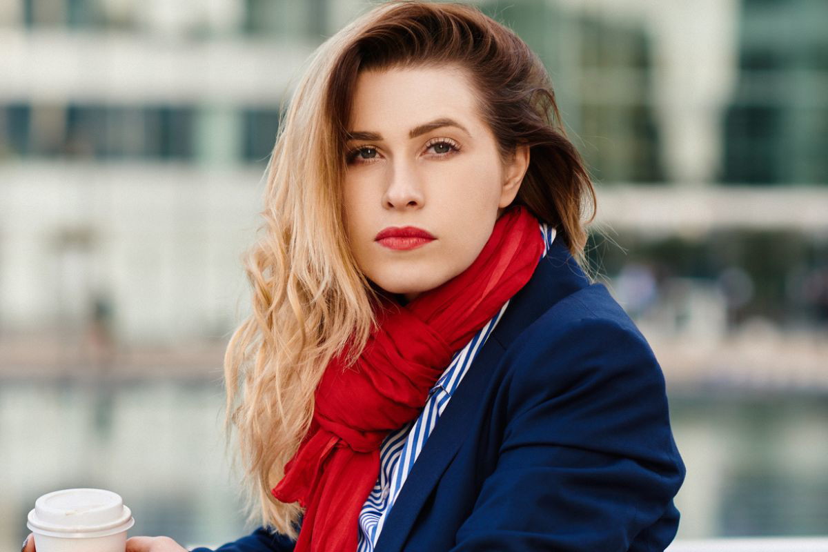 kobieta w czerwonym szaliku