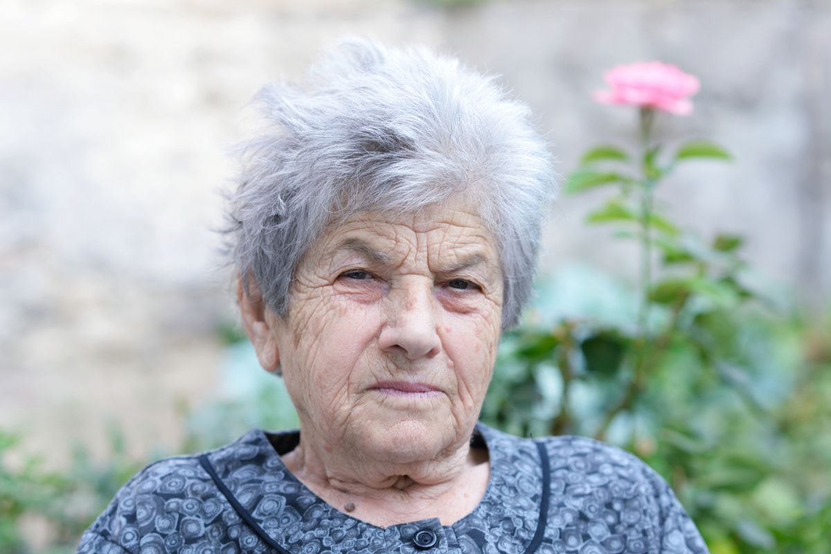 kobieta 70+ zamyślona i poważna