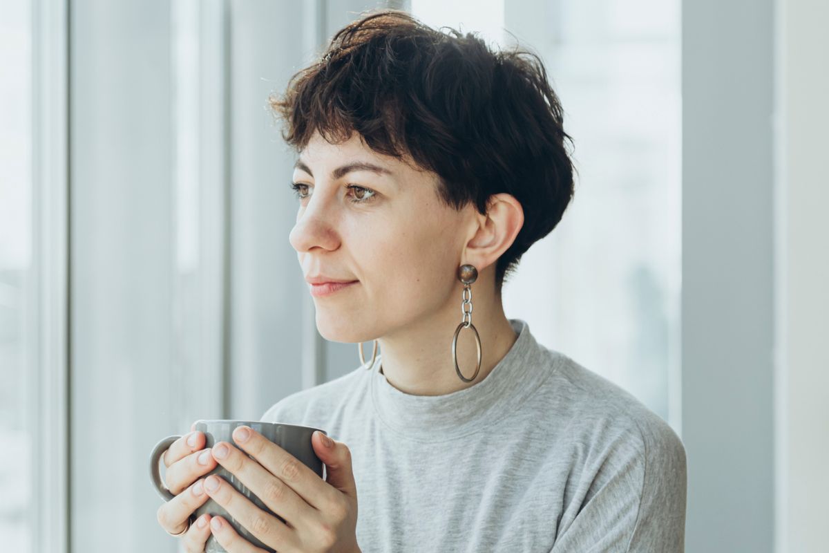 kobieta patrząca przez okno